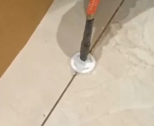 德宏瓷砖空鼓维修公司专业解答瓷砖在铺贴过程中，如果没有涂抹均匀到位的粘结材料（如水泥砂浆或瓷砖胶），可能会导致以下问题
